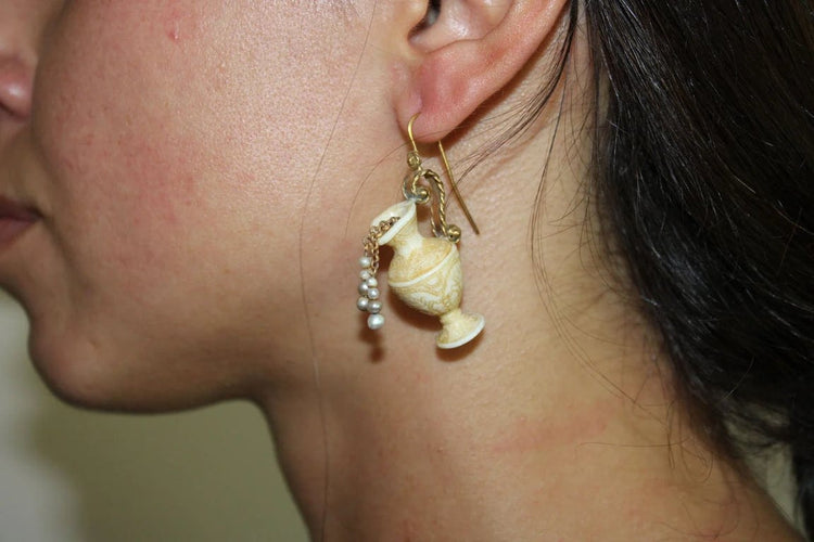 Boucles d'oreilles Boucles d’oreilles antiques en ivoire sculpté et or 14 carats 58 Facettes 7602