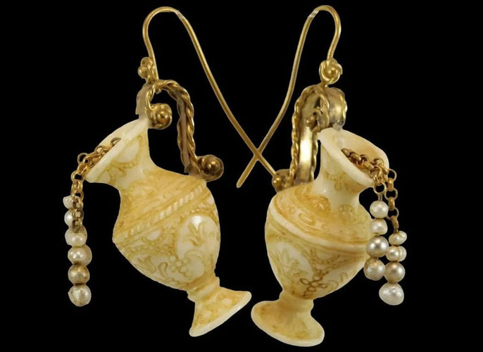 Boucles d'oreilles Boucles d’oreilles antiques en ivoire sculpté et or 14 carats 58 Facettes 7602