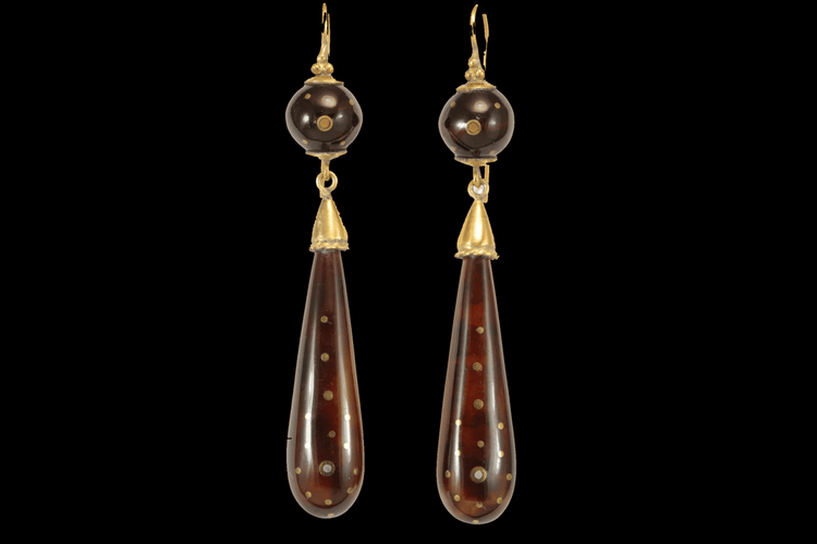 Boucles d'oreilles Boucles d’oreilles anciennes en or, piqué sur écaille de tortue 58 Facettes 7410