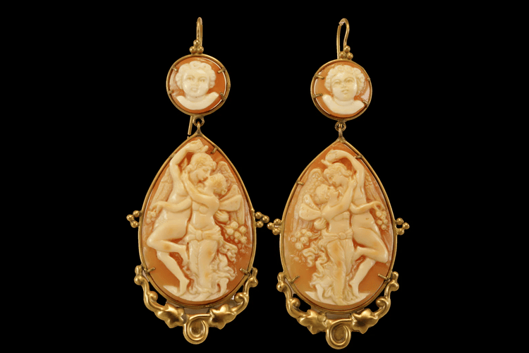 Boucles d'oreilles Boucles d’oreilles anciennes camées corniola en or jaune 14 carats 58 Facettes 7654
