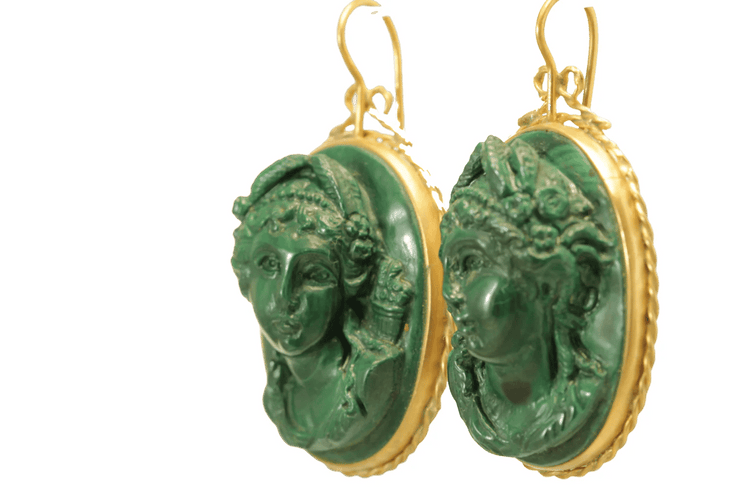 Boucles d'oreilles Boucles d’oreilles anciennes camées en malachite en or 14 carats 58 Facettes 7656
