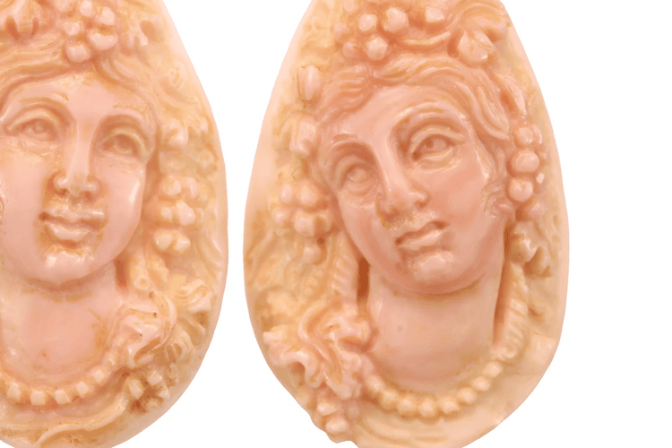 Boucles d'oreilles Boucles d'oreilles en or 14 carats avec camées en corail 58 Facettes 7664