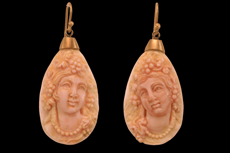 Boucles d'oreilles Boucles d'oreilles en or 14 carats avec camées en corail 58 Facettes 7664