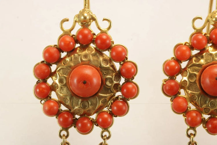 Boucles d'oreilles Boucles d’oreilles antiques en or jaune 14 carats et corail rouge 58 Facettes 7666