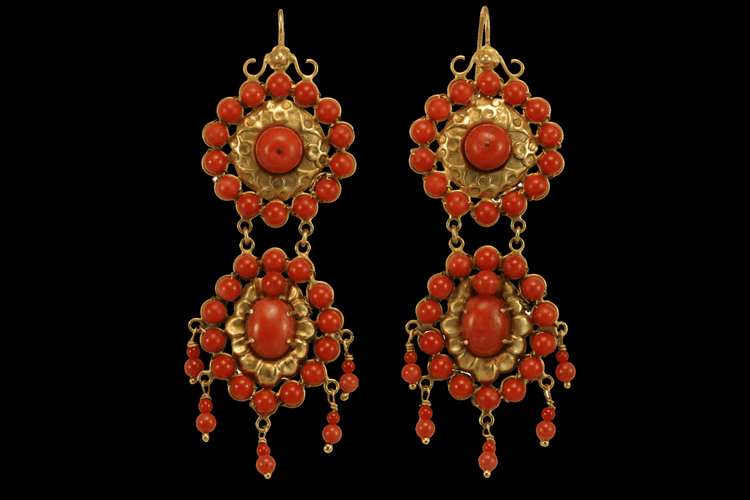 Boucles d'oreilles Boucles d’oreilles antiques en or jaune 14 carats et corail rouge 58 Facettes 7666