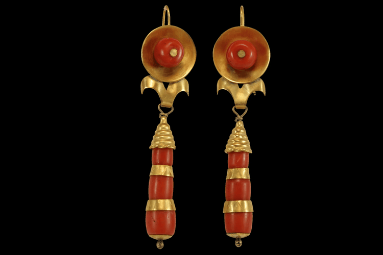 Boucles d'oreilles Boucles d’oreilles anciennes en or 14 carats et corail rouge 58 Facettes 7672