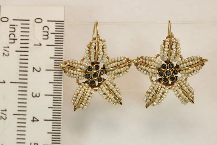 Boucles d'oreilles Boucles d’oreilles - Fleur en or 14 carats avec perles et saphirs 58 Facettes 7690