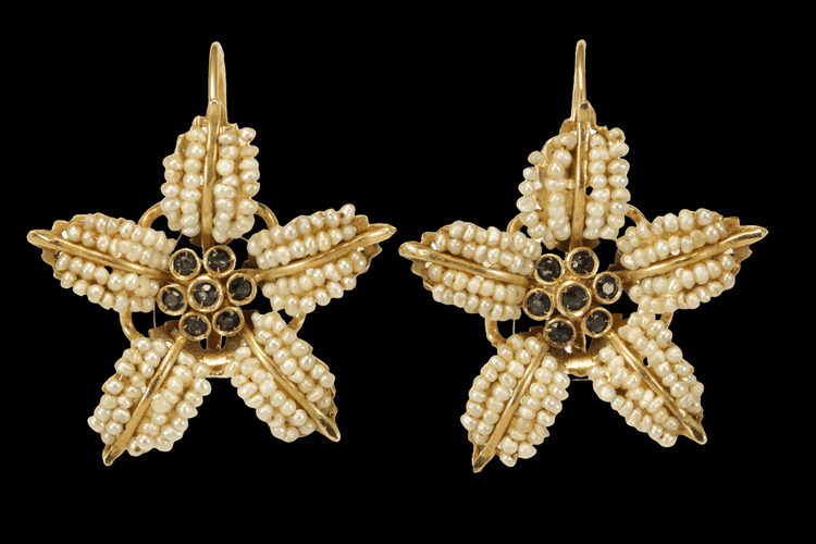 Boucles d'oreilles Boucles d’oreilles - Fleur en or 14 carats avec perles et saphirs 58 Facettes 7690