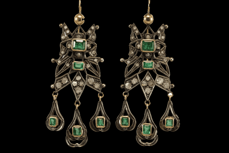 Boucles d'oreilles Boucles d'oreilles catalanes anciennes en or 14 carats, diamants et émeraudes 58 Facettes 7686