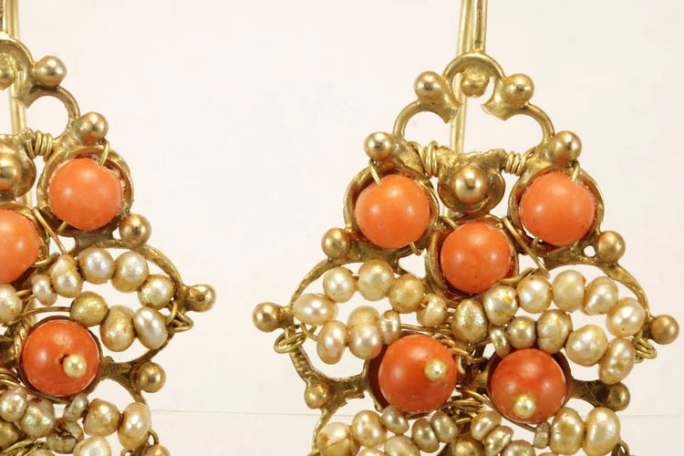 Boucles d'oreilles Boucles d’oreilles anciennes en or jaune 14 carats, corail et perles 58 Facettes 7712