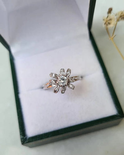 Bague 50 Bague fleur vintage en or gris 18 carats 58 Facettes 282