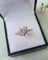 Bague 50 Bague fleur vintage en or gris 18 carats 58 Facettes 282