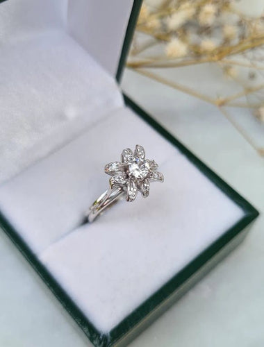 Bague 50 Bague fleur vintage en or gris 18 carats 58 Facettes 282