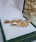 Pendentif Pendentif violon en or jaune 18 carats et spinelle synthétique 58 Facettes 385