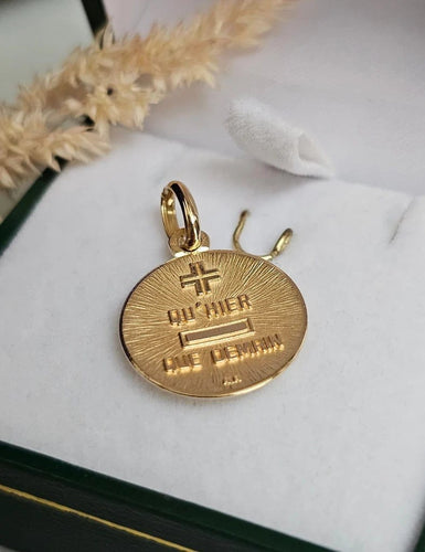 Pendentif AUGIS - Médaille d'Amour en or jaune 58 Facettes 685