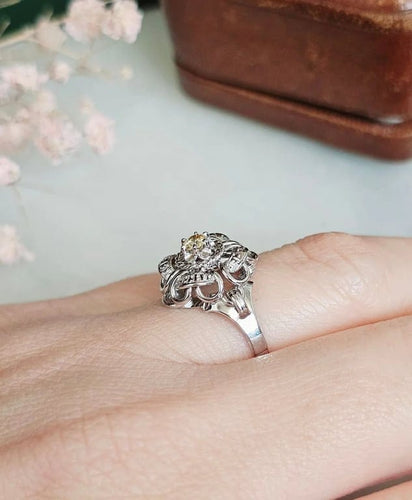 Bague 54 Bague vintage en or blanc 18 carats sertie d’un diamant jaune 58 Facettes 555