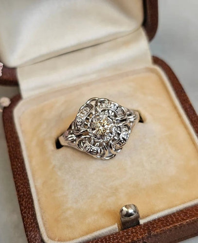 Bague 54 Bague vintage en or blanc 18 carats sertie d’un diamant jaune 58 Facettes 555