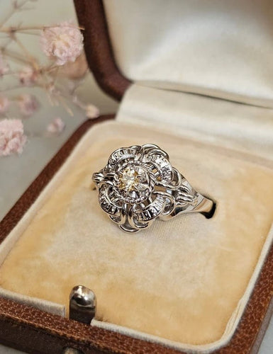 Bague 54 Bague vintage en or blanc 18 carats sertie d’un diamant jaune 58 Facettes 555