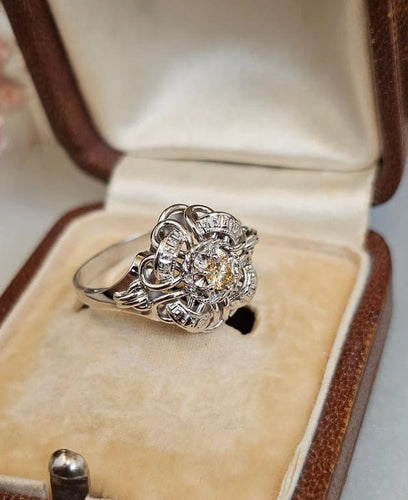 Bague 54 Bague vintage en or blanc 18 carats sertie d’un diamant jaune 58 Facettes 555
