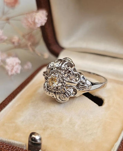Bague 54 Bague vintage en or blanc 18 carats sertie d’un diamant jaune 58 Facettes 555