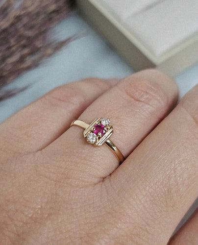 Bague 50.5 Bague en or jaune 18 carats avec rubis et diamants 58 Facettes 712