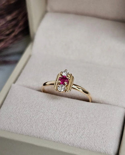 Bague 50.5 Bague en or jaune 18 carats avec rubis et diamants 58 Facettes 712