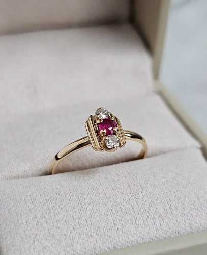 Bague 50.5 Bague en or jaune 18 carats avec rubis et diamants 58 Facettes 712