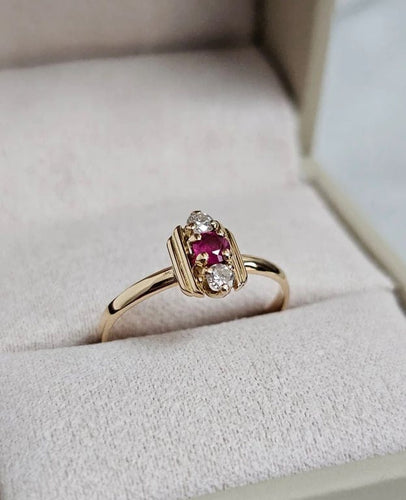 Bague 50.5 Bague en or jaune 18 carats avec rubis et diamants 58 Facettes 712