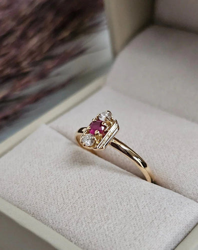 Bague 50.5 Bague en or jaune 18 carats avec rubis et diamants 58 Facettes 712