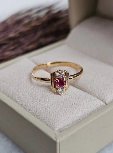 Bague 50.5 Bague en or jaune 18 carats avec rubis et diamants 58 Facettes 712