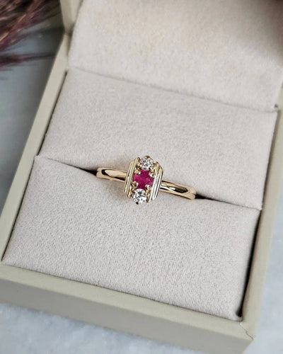 Bague 50.5 Bague en or jaune 18 carats avec rubis et diamants 58 Facettes 712