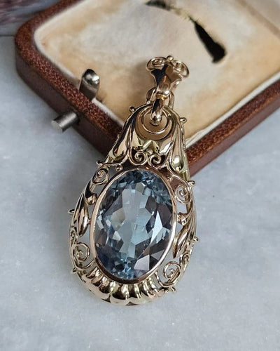 Pendentif Pendentif néo-victorien en or jaune 14 carats et spinelle bleu 58 Facettes 511