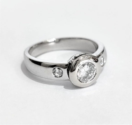 Bague 51 Bague solitaire accompagnée en or blanc 18k et diamants 58 Facettes 1-969/1