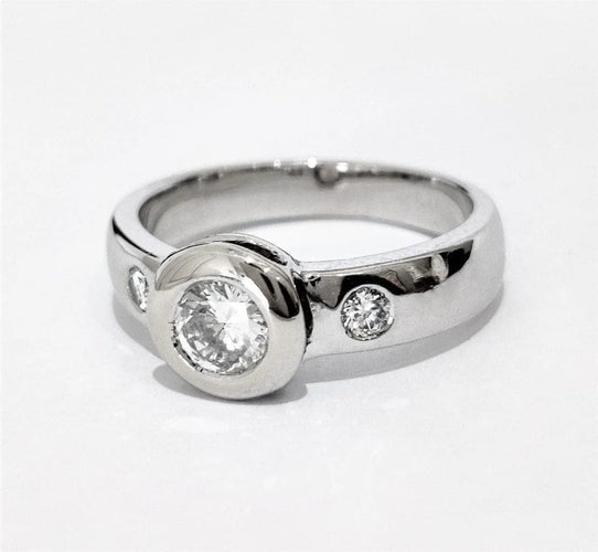 Bague 51 Bague solitaire accompagnée en or blanc 18k et diamants 58 Facettes 1-969/1