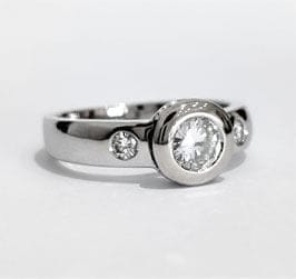 Bague 51 Bague solitaire accompagnée en or blanc 18k et diamants 58 Facettes 1-969/1