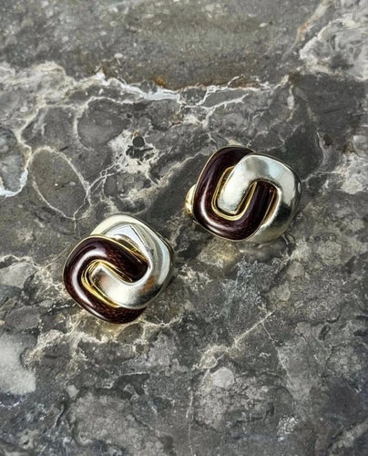 Boucles d'oreilles Boucles d’oreilles nœud en or jaune et émail amarante guilloché 58 Facettes