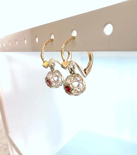Boucles d'oreilles Boucles d’oreilles dormeuses anciennes vers 1900 en or 18K, platine, diamants et rubis 58 Facettes 1767
