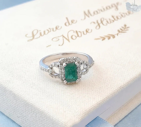 Bague 53.5 MATY - Bague de fiançailles en or blanc 18K, émeraude et diamants 58 Facettes AA 1741