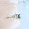 Bague 53.5 MATY - Bague de fiançailles en or blanc 18K, émeraude et diamants 58 Facettes AA 1741