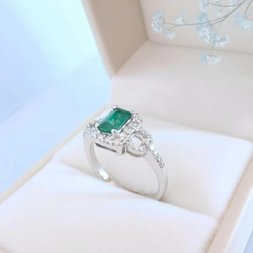 Bague 53.5 MATY - Bague de fiançailles en or blanc 18K, émeraude et diamants 58 Facettes AA 1741
