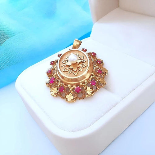 Pendentif Pendentif médaillon vintage en or rose 18K avec perle et rubis synthétiques 58 Facettes 1753