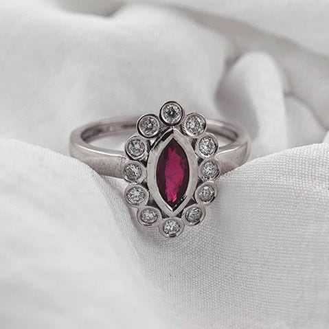 Bague 54 Bague en or blanc 18 carats avec rubis et diamants 58 Facettes AO-0004
