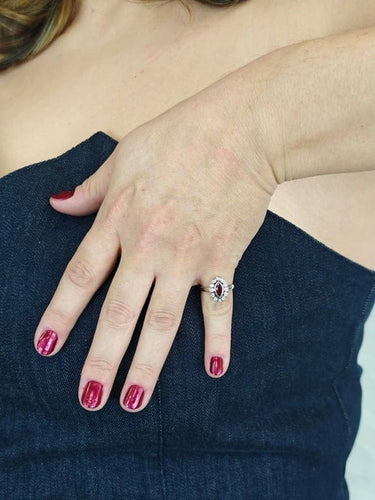 Bague 54 Bague en or blanc 18 carats avec rubis et diamants 58 Facettes AO-0004