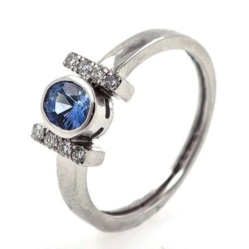 Bague 54 Bague en or blanc 18 carats avec saphir bleu et diamants 58 Facettes AO-0005