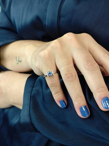Bague 54 Bague en or blanc 18 carats avec saphir bleu et diamants 58 Facettes AO-0005