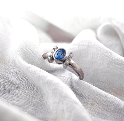 Bague 54 Bague en or blanc 18 carats avec saphir bleu et diamants 58 Facettes AO-0005