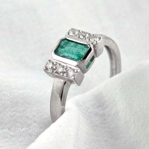 Bague 53 Bague en or blanc 18 carats avec émeraude et diamants 58 Facettes AO-0006