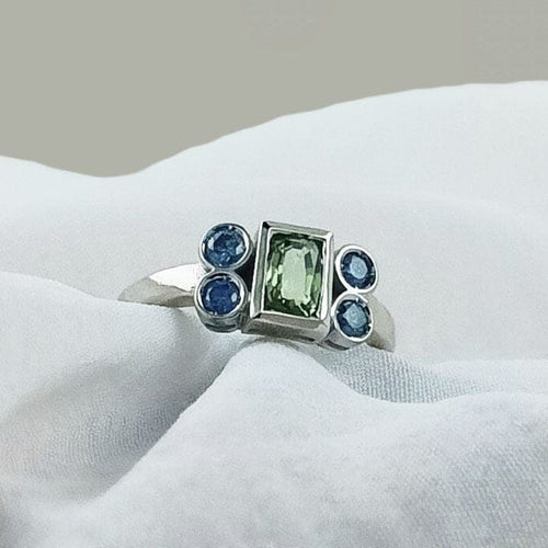 Bague 53 Bague en or blanc 18 carats avec saphir vert et diamants 58 Facettes AO-0008