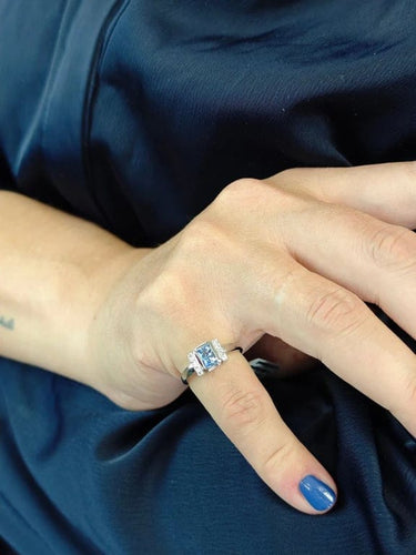 Bague Bague en or blanc 18 carats avec saphir bleu de Ceylan et diamants 58 Facettes AO-0011
