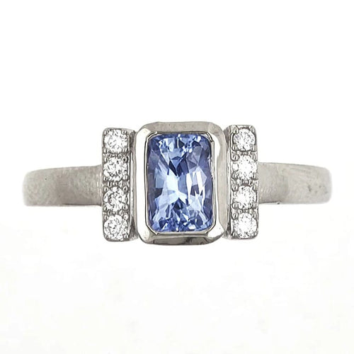 Bague Bague en or blanc 18 carats avec saphir bleu de Ceylan et diamants 58 Facettes AO-0011